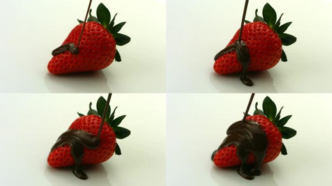 巧克力滴到草莓上