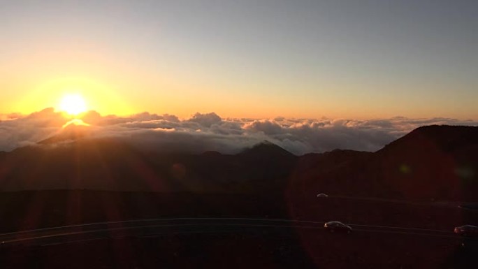 太阳升起在山顶折返