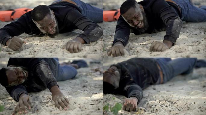满脸泥泞的男性难民哭泣，幸存下来的沉船，非法越境