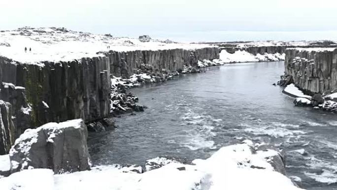 平移镜头: 冬天下雪的冰岛塞尔福斯瀑布