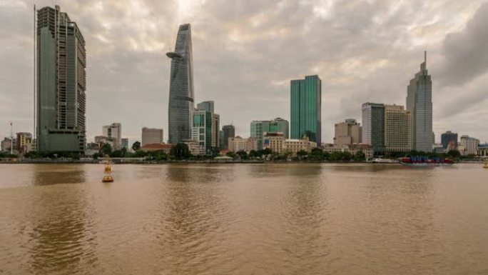 日日夜夜流逝的胡志明市天际线和摩天楼中心的心脏业务在胡志明市市中心。越南胡志明市西贡河城市全景图