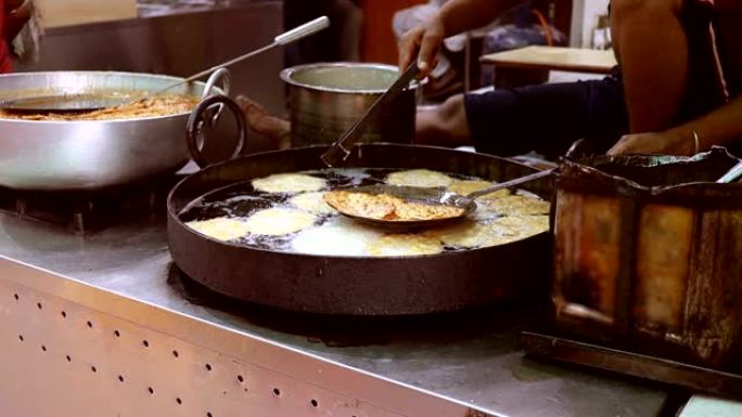 印度街头美食油炸Jhangri或jalebi。印度西部的拉贾斯坦邦。