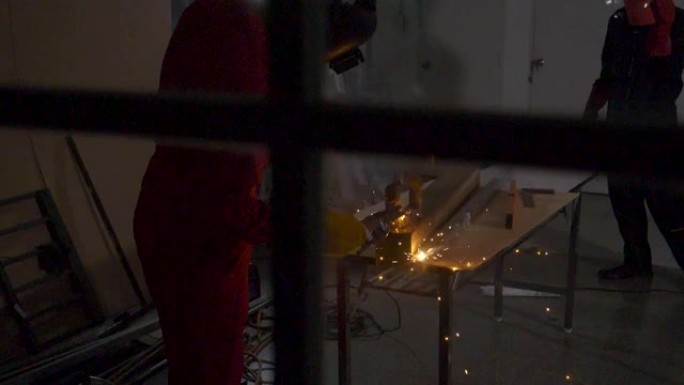SLO MO: 电焊处理钢细节的焊工