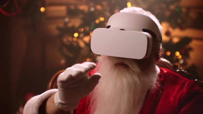 一位留着白胡子，戴着白色VR眼镜的圣诞老人服装的老人动手模拟应用程序界面的操作