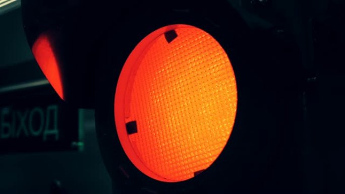 黑色背景上的红色和绿色交通信号灯