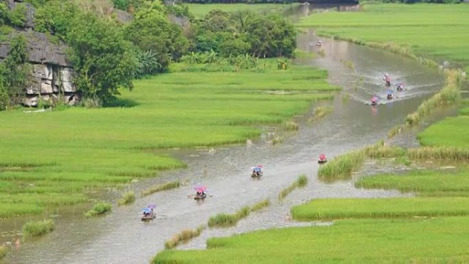 WS ZO,游客乘坐在越南Ninhban的TamCoc的 “Ngo Dong” 上寻找大米的旅行船;