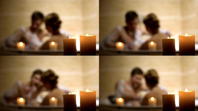 女人给她心爱的男人洗澡，夫妻俩在温暖舒适的浴缸里度过时光