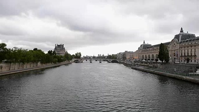 法国巴黎，白天的皇家桥