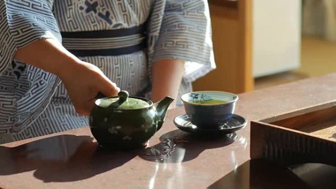 日本女性穿着传统和服喝茶，日本京都