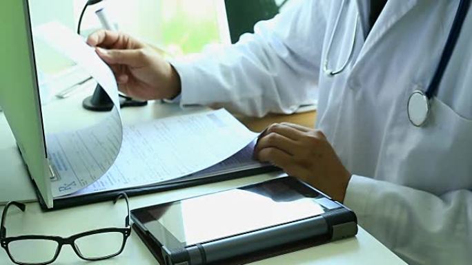 带听诊器的医生型键盘