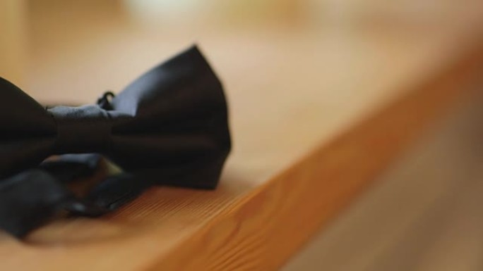 木制桌子上黑色领结的特写