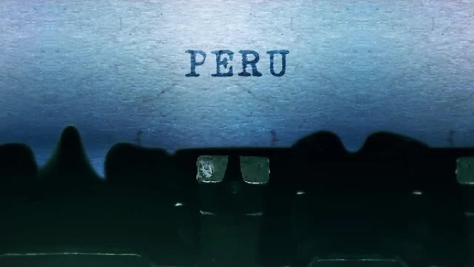 秘鲁用一台老式打字机在纸上打字。