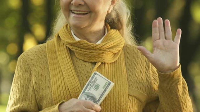 狡猾的老妇人拿着钱，作弊状态，获得双重福利