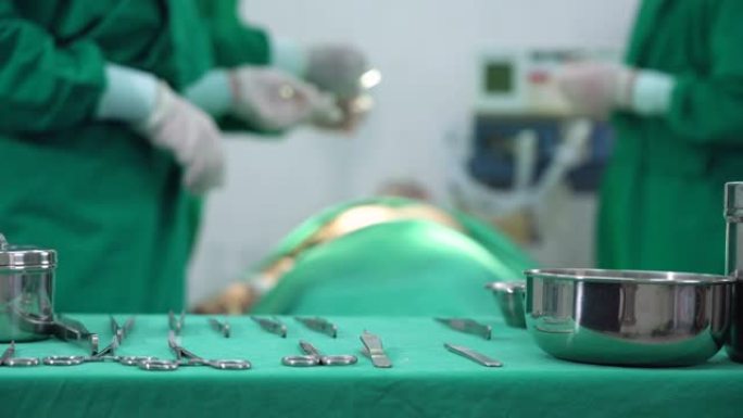 执行外科手术的医疗小组