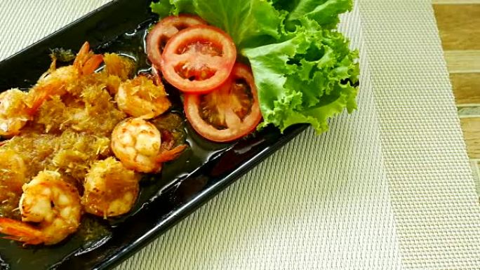 亚洲人吃泰国菜。炸虾