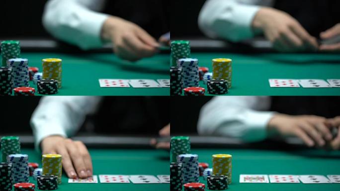 赌场庄家将牌放在绿桌上，扑克游戏，赌博，特写