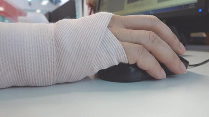 dolly shot: 用电脑键盘在办公桌前工作的女商人