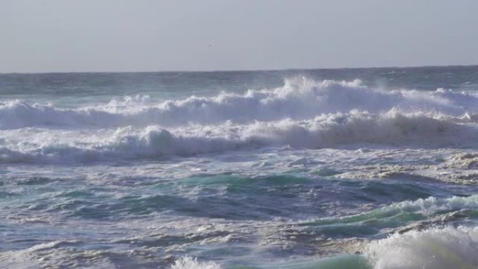 海浪在里斯本附近的海滩上坠落的详细镜头