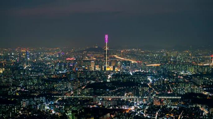 从南汉山城要塞看首尔城市景色的夜景。在韩国首尔市，摩天大楼的最佳景观以汉江为背景