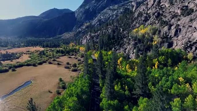 当树木变色时，美丽的无人机在加利福尼亚山区的一条寂寞道路上拍摄。