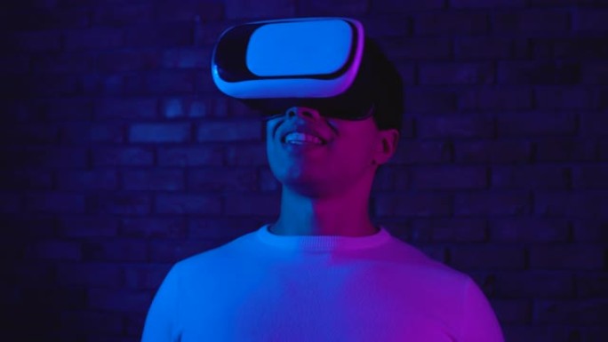 vr耳机中的激动男子对虚拟现实中的新游戏体验感到惊讶