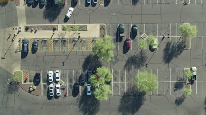 地面停车场的自上而下的无人机拍摄