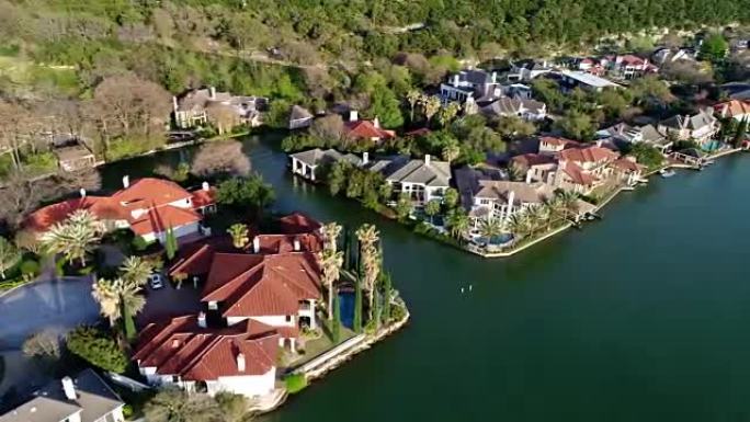 五颜六色的百万美元豪宅在美国德克萨斯州奥斯汀的西湖河岸上