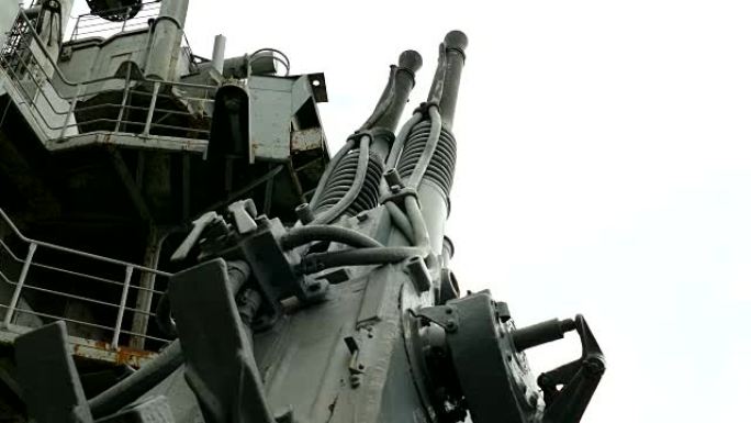 旧军船的高射炮二战军事装备仰拍仰视防空武