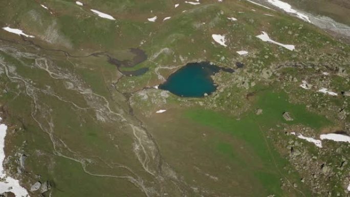 空中无人机拍摄了一条有许多脚道的高山湖泊