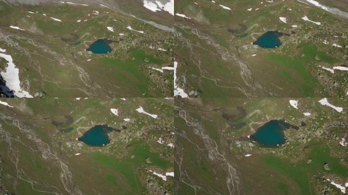 空中无人机拍摄了一条有许多脚道的高山湖泊