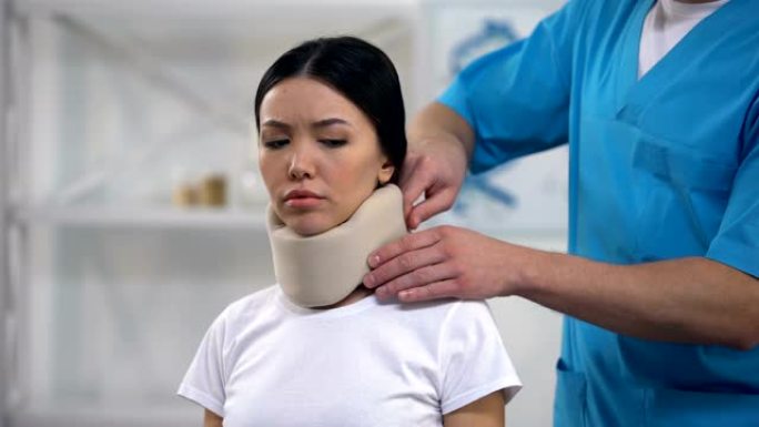 男性骨科医生修复伤感女性患者创伤后泡沫颈圈