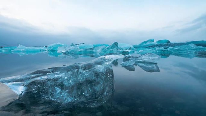 冰岛的Jokulsarlon冰川泻湖。