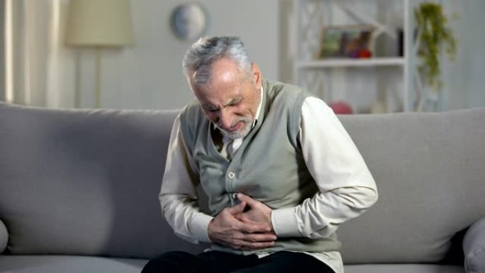 老年男性胃痛，上腹部剧烈痉挛，消化不良
