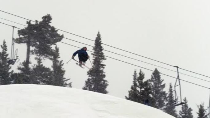 穿着完整冬季装备的滑雪者的慢动作镜头在科罗拉多州博尔德附近的Eldora滑雪胜地，在阴暗，下雪的冬季