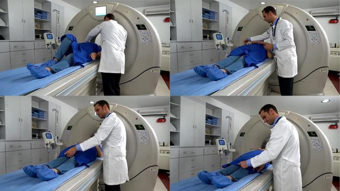 医生帮助病人躺下进行MRI检查