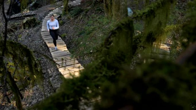 女越野跑者探索森林
