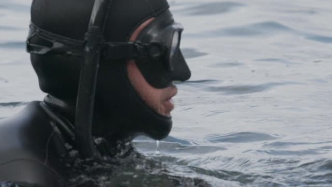 海洋中一名潜水员的慢动作特写镜头