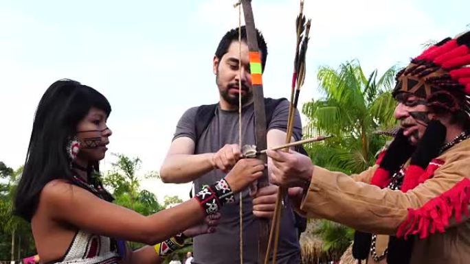 游客学习课程，来自巴西图皮瓜拉尼土著部落，弓箭