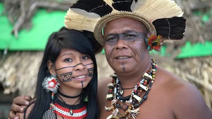 来自瓜拉尼族的巴西土著成熟男人和她的女儿