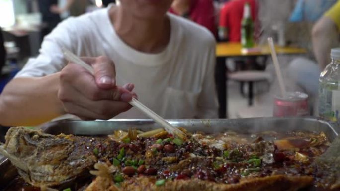 年轻人在新加坡吃街头食品