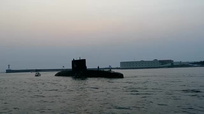 潜艇在海湾的锚