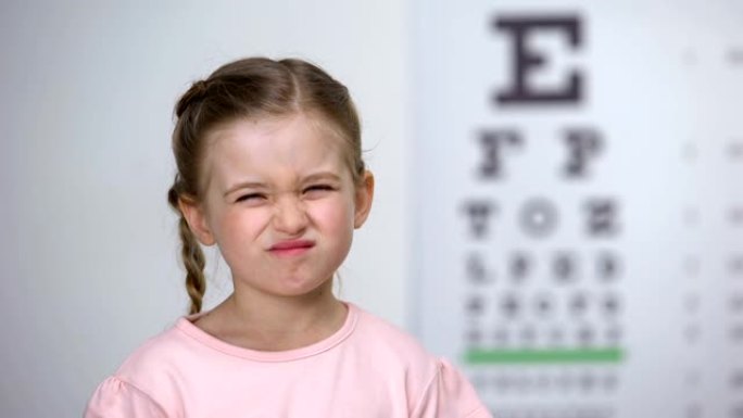 小女孩眯起眼睛，视力模糊，散光诊断