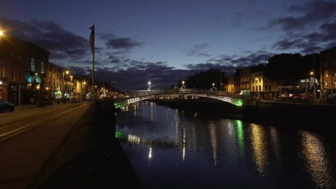 在蓝色时刻，都柏林在利菲河上的哈彭尼桥