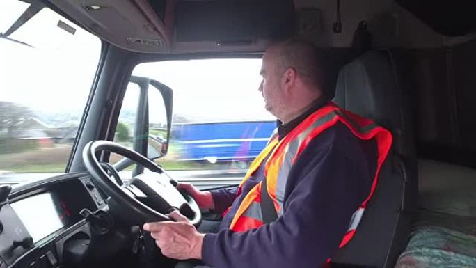 4K: 卡车/货车司机在他的驾驶室驾驶