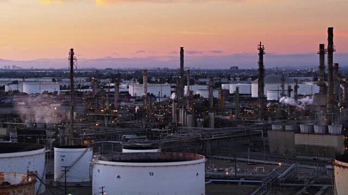 洛杉矶港大型化工厂后面的桃子日落天空