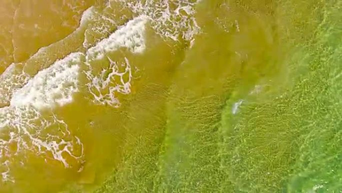 透明的波浪飞溅。塞浦路斯。空中无人机射击。