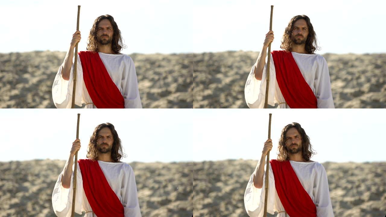 耶稣带着木制的杖站在沙漠中，宣扬基督教信仰的转变