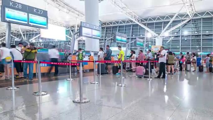 延时: 中国西安机场值机柜台大厅的旅客人群