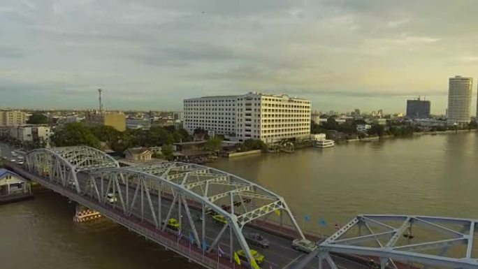 飞来飞去的钢桥横渡河流与早上的交通，鸟瞰图