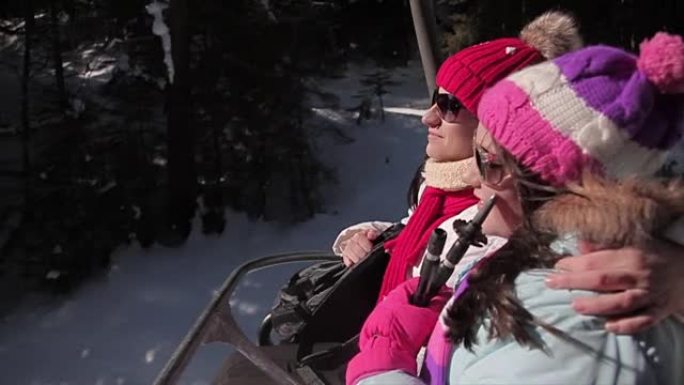 母女俩在寒假享受滑雪缆车